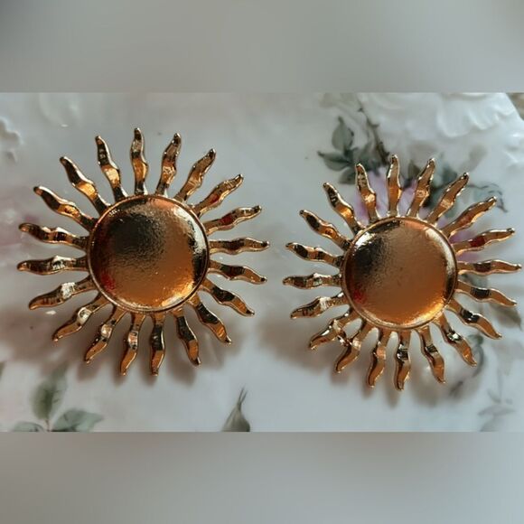Sun decor stud earrings A83 - Picture 3 of 6